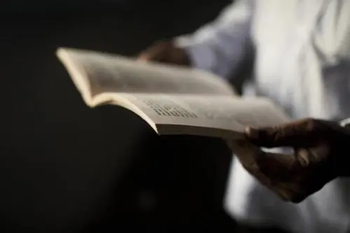 Hände die ein offenes Buch halten